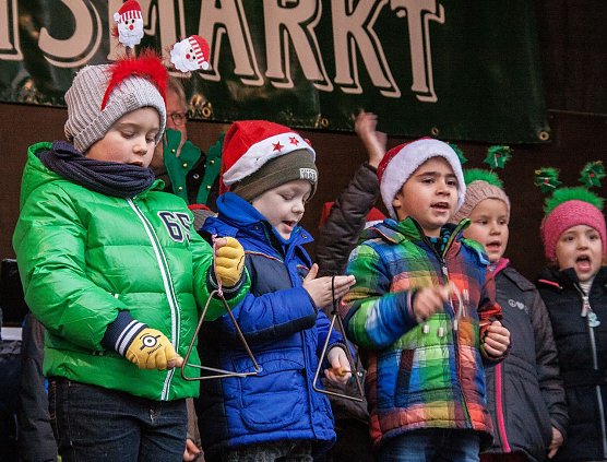 KInderprogramm zum Adventsmarkt (Foto: J&uuml;rgen Schicht)