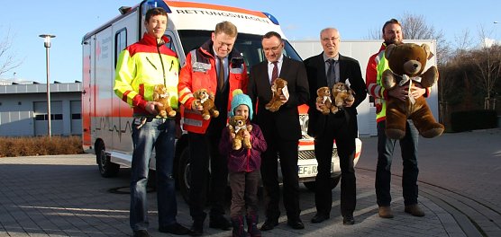 Teddyb&auml;rchen &uuml;bergeben (Foto: DRK)