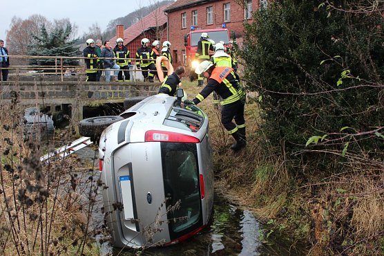 Auto in der Lutter (Foto: Feuerwehr Heiligenstadt)