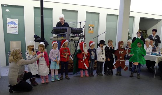 AWO-KIndergarten bei der Weihnachtsfeier (Foto: Werner Probst)