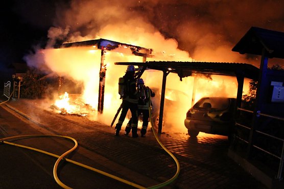 Carport in Flammen (Foto: Feuerwehr Heiligenstadt)
