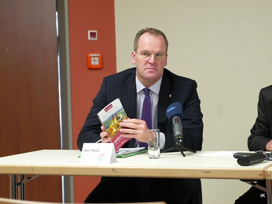 Landrat Reuß mit Broschüre (Foto: Ilka Kühn) Landrat Reuß mit Broschüre (Foto: Ilka Kühn)