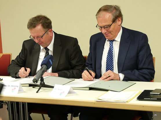 Unterzeichnung der Vereinbarung Jobcenter (Foto: Ilka Kühn) Unterzeichnung der Vereinbarung Jobcenter (Foto: Ilka Kühn)