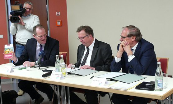 Landräte bei der PK (Foto: Ilka Kühn) Landräte bei der PK (Foto: Ilka Kühn)