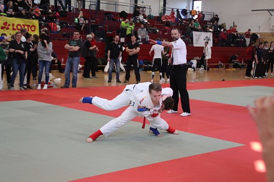  Oliver Schicke, rot, mit Wurf (Foto: JuJutsu Verein)