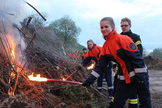Entz&uuml;ndung des Osterfeuers (Foto: Feuerwehr Heiligenstadt)