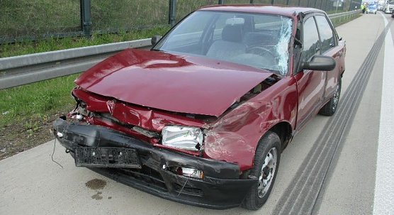 Auto besch&auml;digt, Fahrerin verletzt (Foto: API)