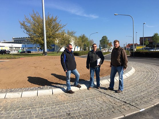 Besichtigung am Kreisel (Foto: Natalie H&uuml;nger)