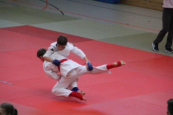 Florian Wickert (blau) bringt seinen Gegner zu Boden (Foto: JuJutsuverein Leinefelde)