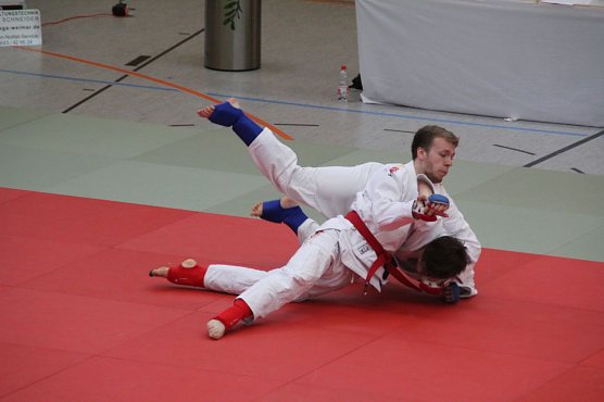 Oliver (rot) bezwingt seinen Gegner am Boden (Foto: JuJutsu Verein)