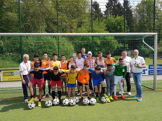 Ballpaket übergeben (Foto: Jana Vogt) Ballpaket übergeben (Foto: Jana Vogt)