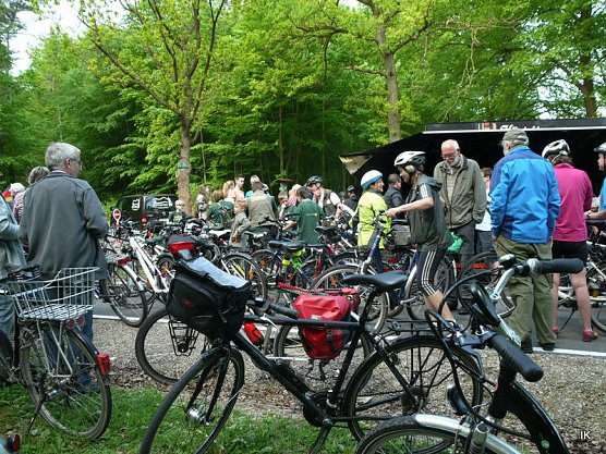 Viele Radfahrer kamen zur Er&ouml;ffnung (Foto: Ilka K&uuml;hn)