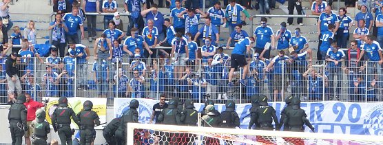 Polizei gegen Wacker-Fans (Foto: nnz)