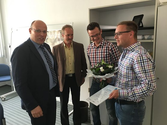 Marcus D&uuml;sel (rechts) bekommt von den Vertretern der Th&uuml;ringer  Energie- und GreenTech Agentur, Thomas Wahlbuhl und Hannes Vierke (2.v.r.),  sein Zertifikat &uuml;berreicht. B&uuml;rgermeister Marko Grosa (links) gratuliert.   (Foto: Natalie H&uuml;nger)