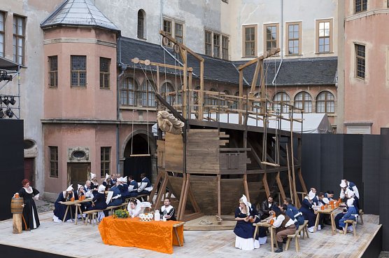 Jeweils eine Stunde vor den Vorstellungen der Oper Zar und Zimmermann gibt es die M&ouml;glichkeit, an einer F&uuml;hrung hinter die Kulissen teilzunehmen (Foto: Tilman Graner)