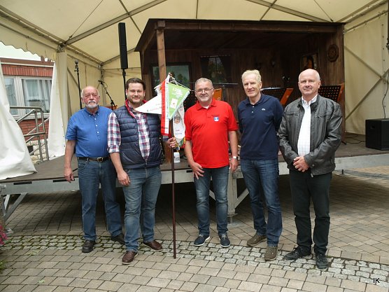 &Uuml;bergabe des Wanderstabes an die Gemeinde Sonnenstein (Foto: Ilka K&uuml;hn)