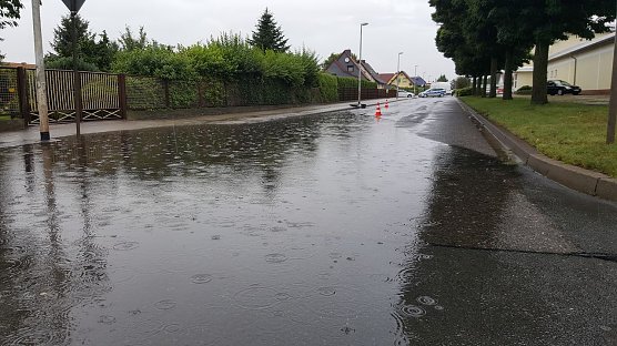 &Uuml;berschwemmte Stra&szlig;e in Nordhausen (Foto: nnz)