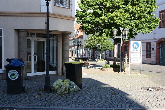 Müll nicht zu früh hinausstellen (Foto: Elke Sagorski) Müll nicht zu früh hinausstellen (Foto: Elke Sagorski)