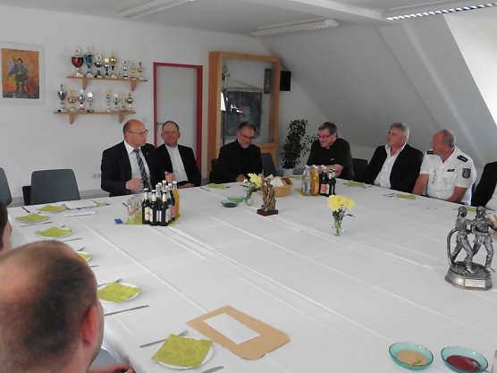 Im Feuerwehrhaus (Foto: Günther Fiedler) Im Feuerwehrhaus (Foto: Günther Fiedler)