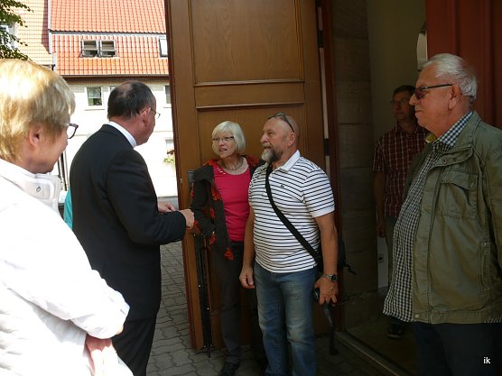 Vor der Kirche im Gespr&auml;ch (Foto: Ilka K&uuml;hn)