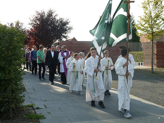 Auf dem Weg zur Kirche (Foto: Ilka K&uuml;hn)