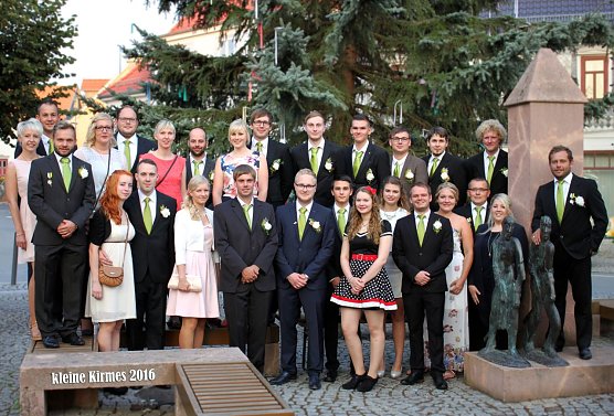 Kirmes Gruppenbild (Foto: Kirmesburschen) Kirmes Gruppenbild (Foto: Kirmesburschen)