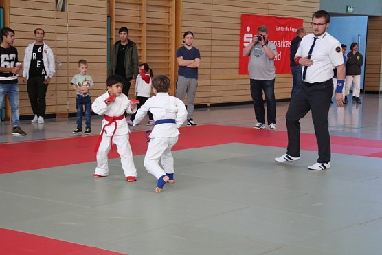 Amimullah (rot,l..) der J&uuml;ngste Leinefelder Fighter stellte sich seinem 1. Fightingturnier (Foto: Ju-Jutsu)