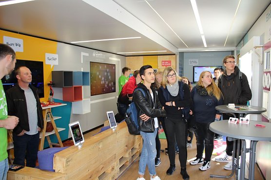   Berufsfachsch&uuml;ler der SBBS Eichsfeld schauen sich die Musterwand im Brillux-Truck an (Foto: Stubenitzky)