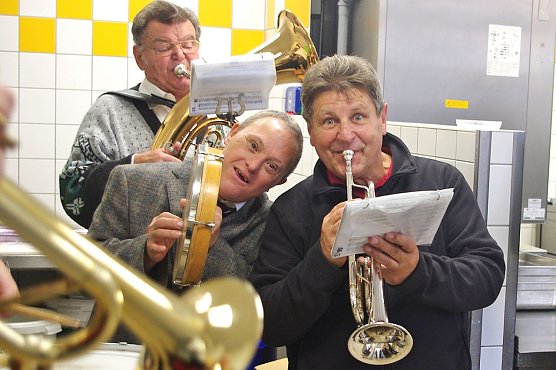 Mit der Blaskapelle unterwegs (Foto: Helen Schwenderling)