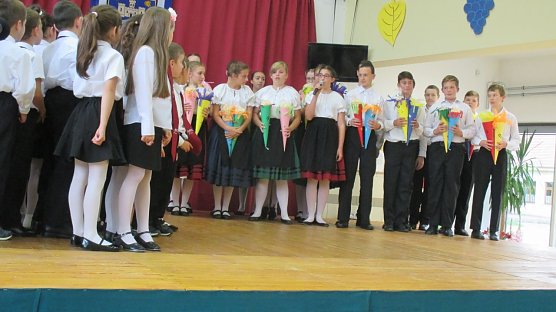 &Uuml;bergabe der Zuckert&uuml;ten an die Erstkl&auml;ssler (Foto: Dont)