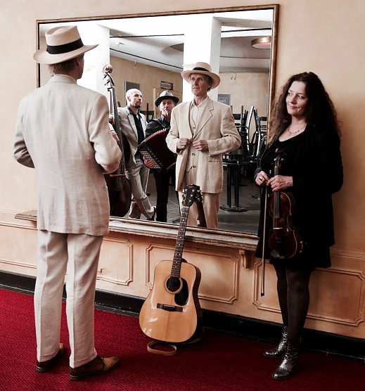 Danny Dziuk Trio & LÜÜL mit Band (Foto: Kunsthof Friedrischsrode) Danny Dziuk Trio & LÜÜL mit Band (Foto: Kunsthof Friedrischsrode)