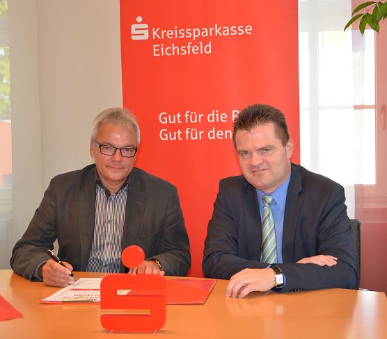 Unterzeichnung Sponsorenvertrag (Foto: Kreissparkasse Eichsfeld) Unterzeichnung Sponsorenvertrag (Foto: Kreissparkasse Eichsfeld)