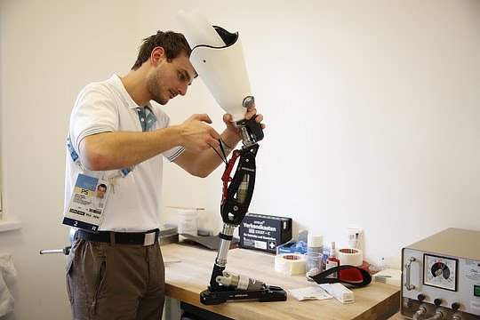 Spezielle Skiprothesen wie das ProCarve werden gewartet und repariert. (Foto: Ottobock) Spezielle Skiprothesen wie das ProCarve werden gewartet und repariert. (Foto: Ottobock)