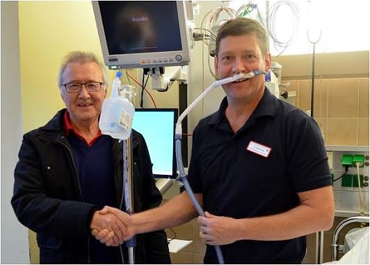 Beatmungsgerät übergeben (Foto: Martini Krankenhaus) Beatmungsgerät übergeben (Foto: Martini Krankenhaus)