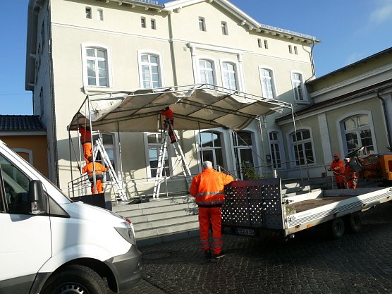 Aufbau der B&uuml;hne  (Foto: Ilka K&uuml;hn)