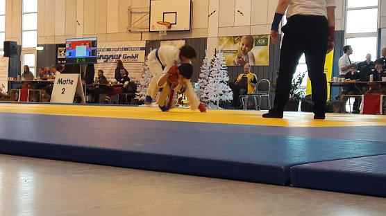 Abdul Baree (rot) f&uuml;hrt einen Wurf aus (Foto: Karin Eckert)