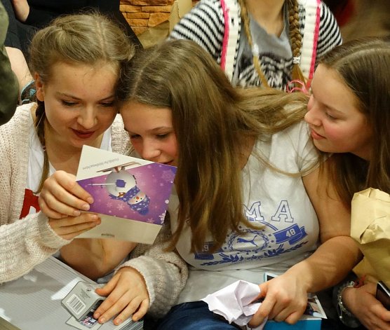 Freude &uuml;ber die Geschenke (Foto: Ottobock)