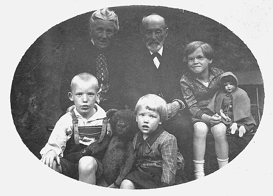 Huen Kinder und Gro&szlig;eltern (Foto: Verlag Zeitgut)