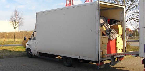 Nicht umgezogen, sondern unter Polizeiaufsicht umgeladen (Foto: API)