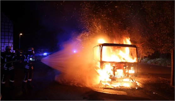 LKW brannte (Foto: Feuerwehr Heiligenstadt)