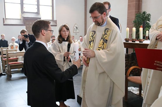 &Uuml;bergabe Kerze (Foto: Katharina Hennecke)