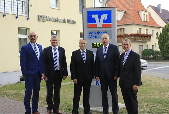 Das Bild zeigt den den Vorstand Bj&ouml;rn Henkel, Herrn Walter Dettenbach, Herrn Dieter Lepies, den Vorstand Holger Willuhn (Sprecher des Vorstandes), sowie den Vorstand Rolf D&ouml;ring (von links). (Foto: Nicole Hammer)