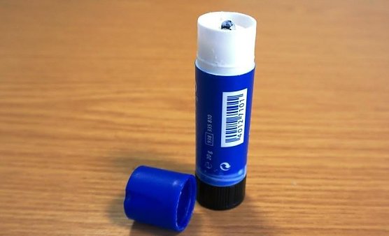 Holzklebstoff (Foto: Dr. Horst Sproßmann) Holzklebstoff (Foto: Dr. Horst Sproßmann)