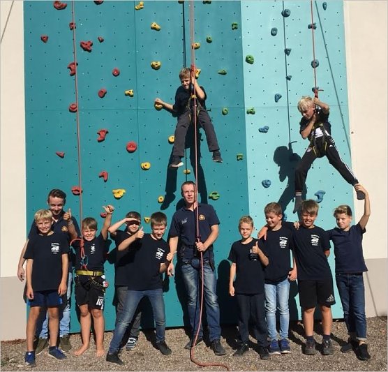 An der Kletterwand (Foto: Jugendfeuerwehr)