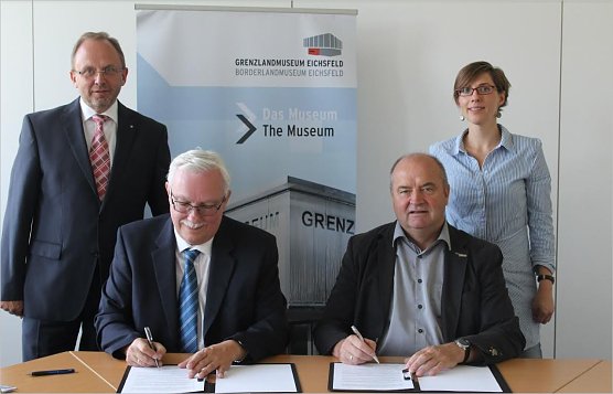 Unterzeichnung (Foto: Grenzlandmuseum)