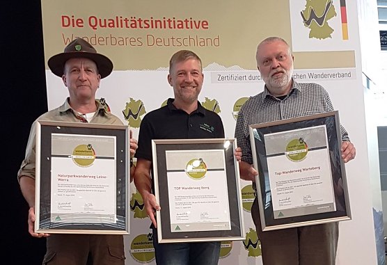 &Uuml;bergabe Urkunden (Foto: Naturparkverwaltung)