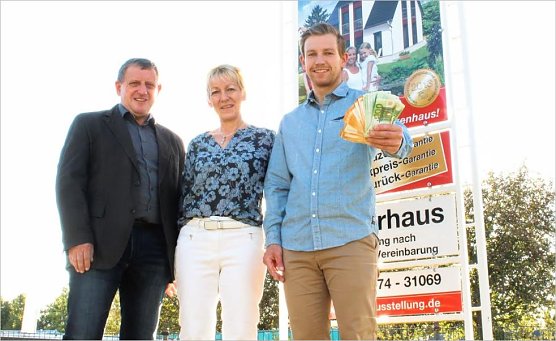 Spenden&uuml;bergabe (Foto: Stephan Masch)