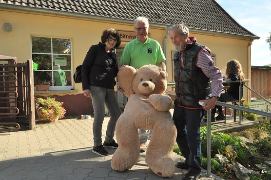 B&auml;ren&uuml;bergabe (Foto: Ilka K&uuml;hn)