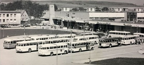Busbahnhof vor Spinnerei (Foto: Stadtarchiv)