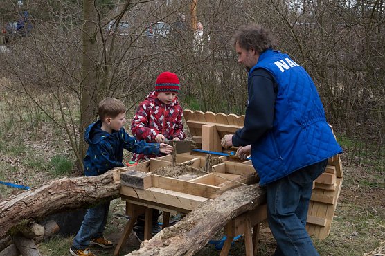 Ein Insektenhotel macht den Garten auch im Winter zum R&uuml;ckzugsort f&uuml;r kleine Tiere (Foto: NABU/Klemens Karkow)